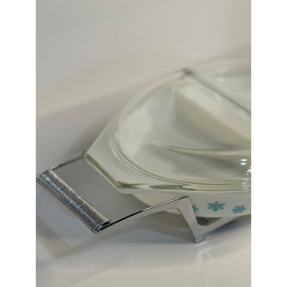 Vintage Pyrex Snowflake Oval Divided Casserole Dish | With Lid and Metal Carrier - Picture 4 of 12
